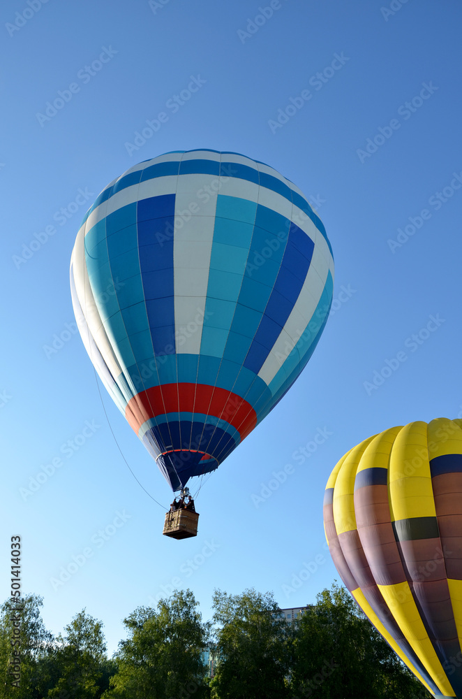 Obraz premium the beginning of the takeoff of hot air balloons, a close-up view from the ground