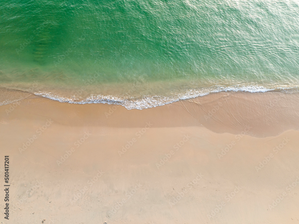 Vista aérea de uma praia no meio do oceano atlântico