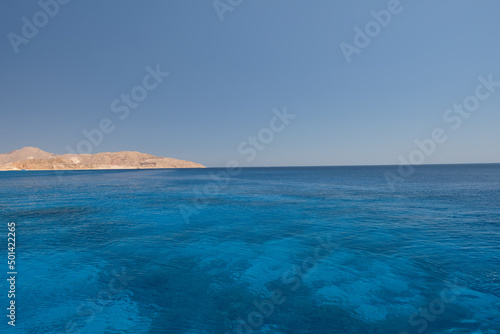 The coastline of the Red Sea and the mountains in the background © Ihar