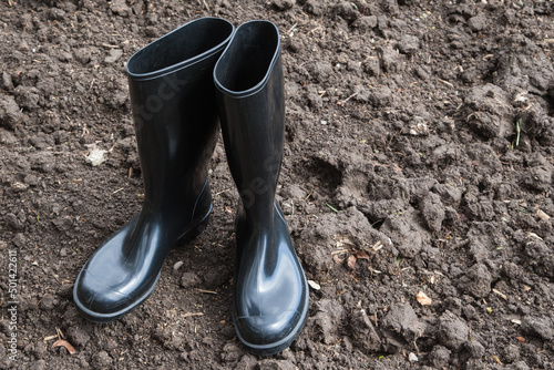 Agriculture was one of the first industries to use simple, unlined black wellies.. They are therefore also popularly referred to as peasant boots. They are still indispensable for farmers today.
