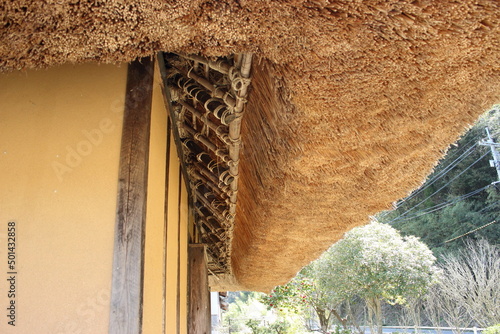 江戸時代中期頃の庄屋の住宅、茅葺屋根、土壁