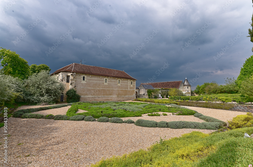 Fototapeta premium Frankreich - Lémeré - Château du Rivau - Wirtschaftsgebäude