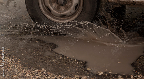 Foto Auto pasando encima de un bache