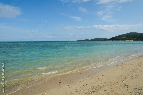 長い砂浜が続く久米島のイーフビーチ © y.tanaka