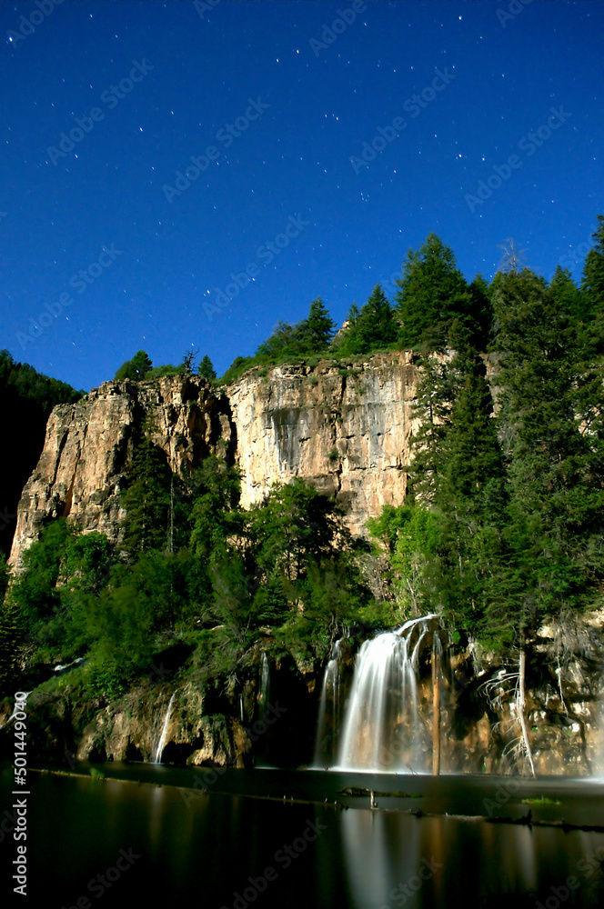 Fototapeta premium Hanging Lake Under Full Moon