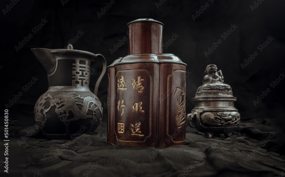 Fotka „Bangkok,Thai20 Apr,2022 Chinese antique tea leaf iron storage jar (Characters chinese