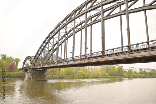 Fototapeta Naklejka Na Ścianę i Meble -  Deutschherrnbrücke Bahnbrücke in Frankfurt am Main, Hessen, Deutschland	
