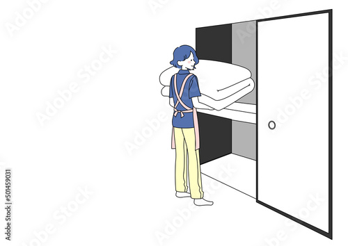 布団をたたむ女性