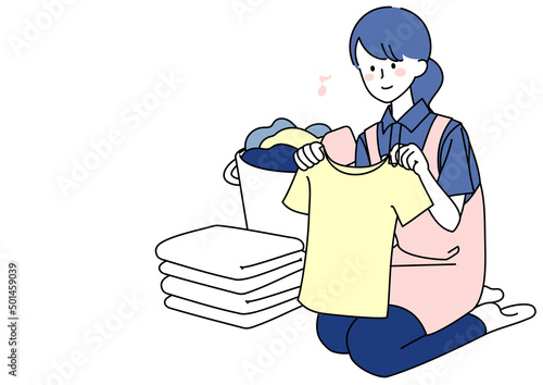 洗濯物をたたむ女性