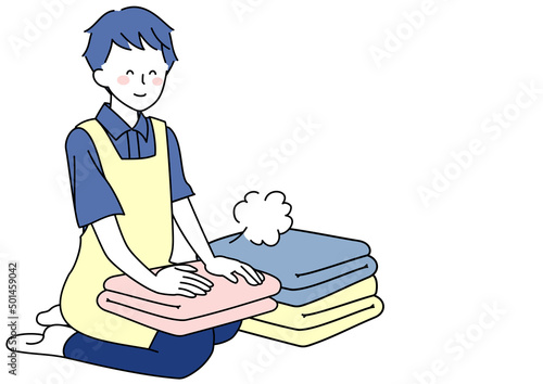 洗濯物をたたむ男性