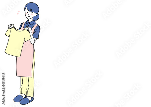 洗濯物を広げる女性