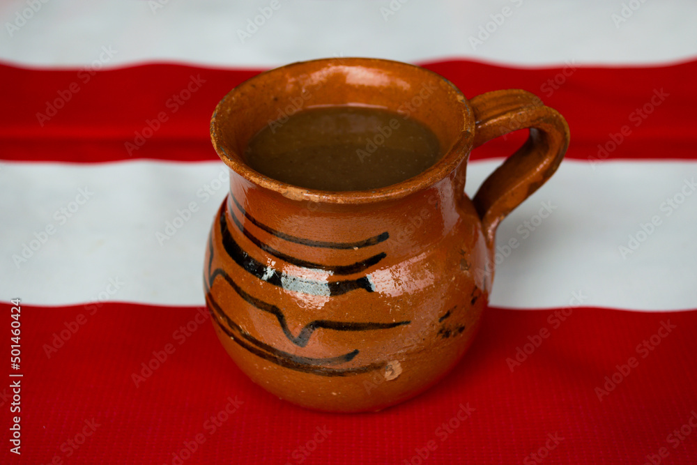 jarro de barro con atole, bebida caliente mexicana, atole, jarro