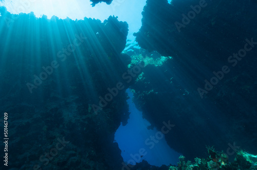 Giochi di luce tra passaggi sottomarini