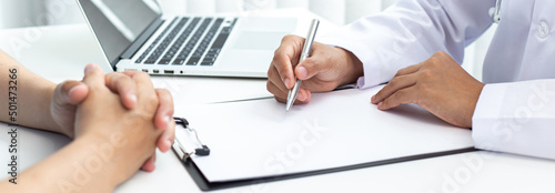 Foto Doctor is currently diagnosing the disease and giving advice to psychiatric patients, Health analysis and consultation and treatment concept