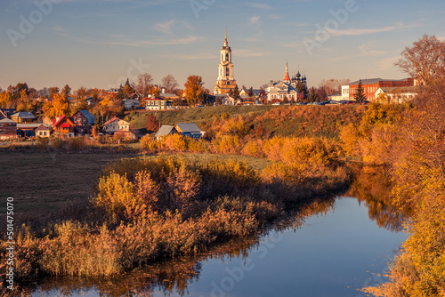 Foto The ancient town of Suzdal in the evening.