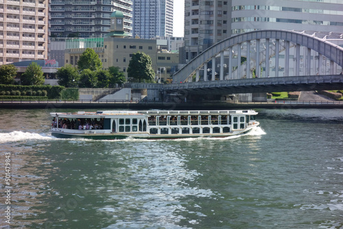 東京のリバーサイド隅田川を航行する観光ツアー客船