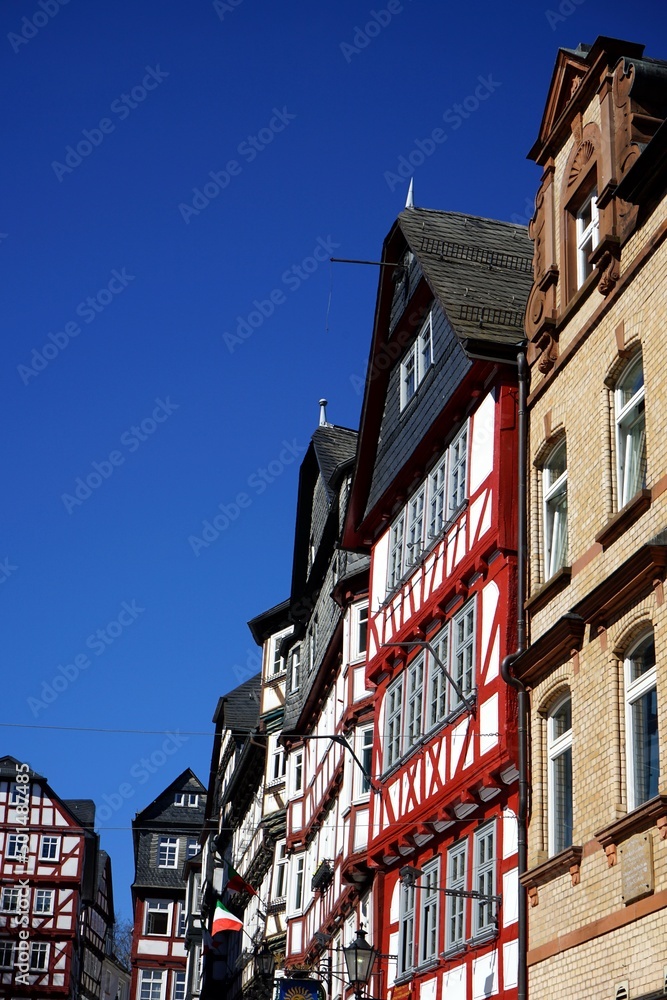Mittelalterliche Kulisse mit Fachwerkhaus vor blauem Himmel im