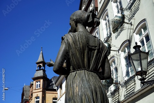 Denkmal und Statue von Sophie von Brabant mit ihrem Sohn Heinrich bei Sonnenschein am Oberstadtmarkt am Historischen Rathaus in der Altstadt von Marburg an der Lahn in Hessen