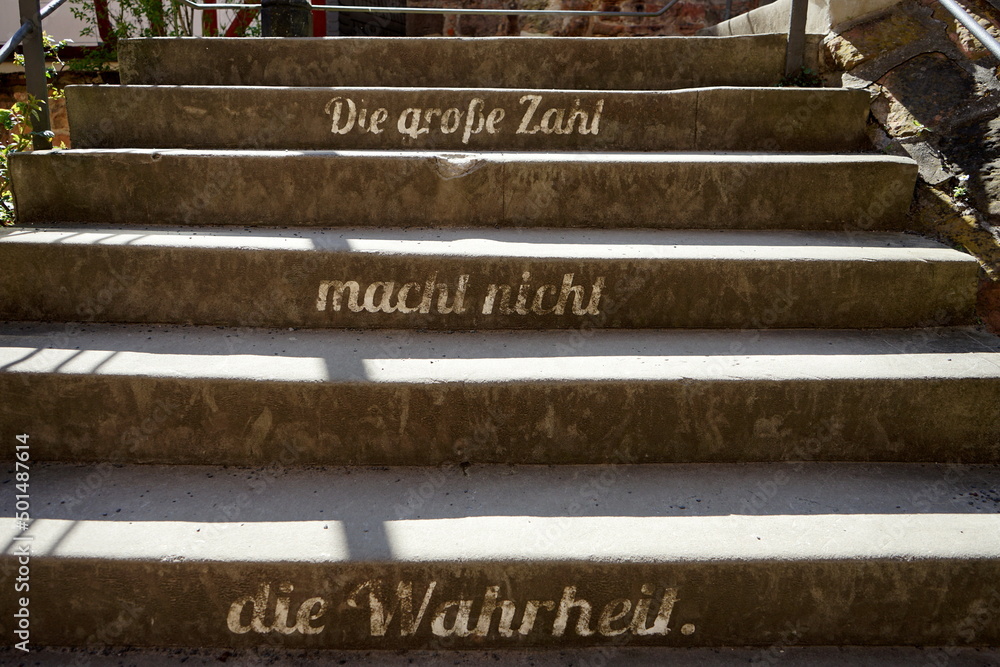 Alte Weisheiten der Gebrüder Grimm aufgemalt auf die Stufen der Ludwig