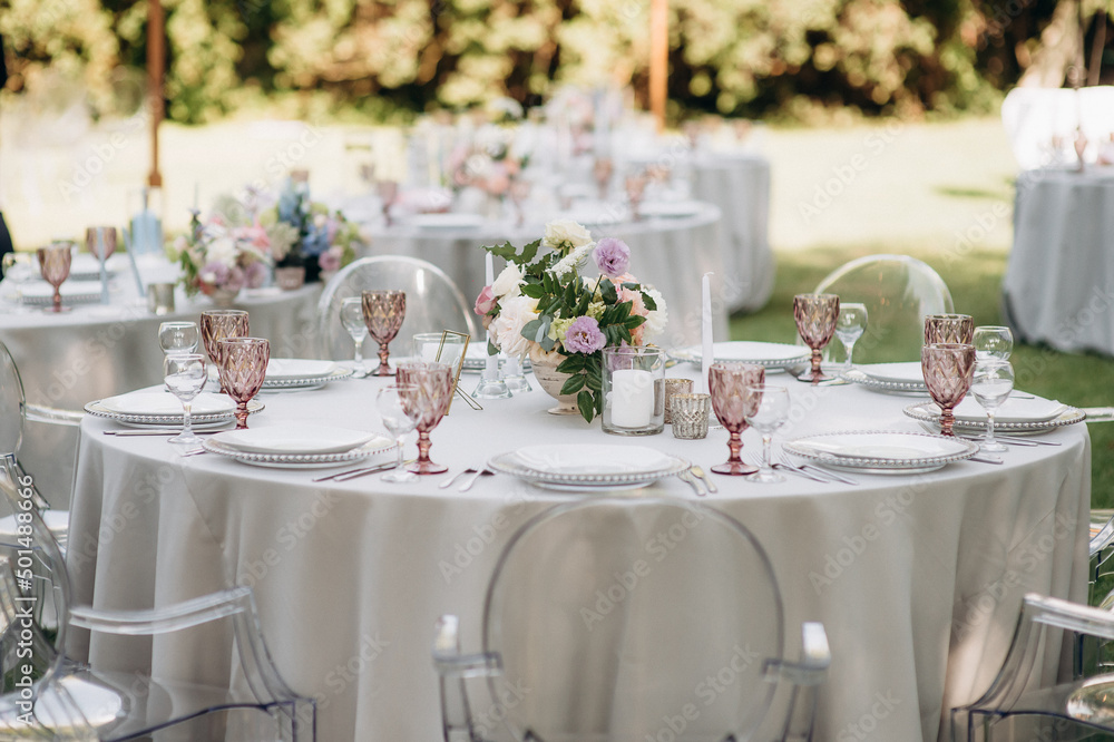 served round tables in the garden served round tables in the garden