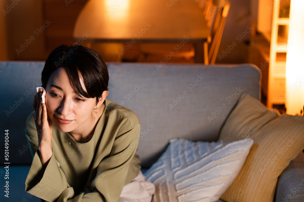 化粧落としをする若い女性 化粧落としをする若い女性