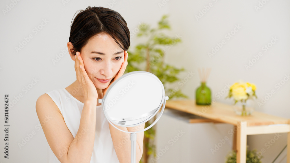 スキンケアをする若い女性　ビューティーイメージ