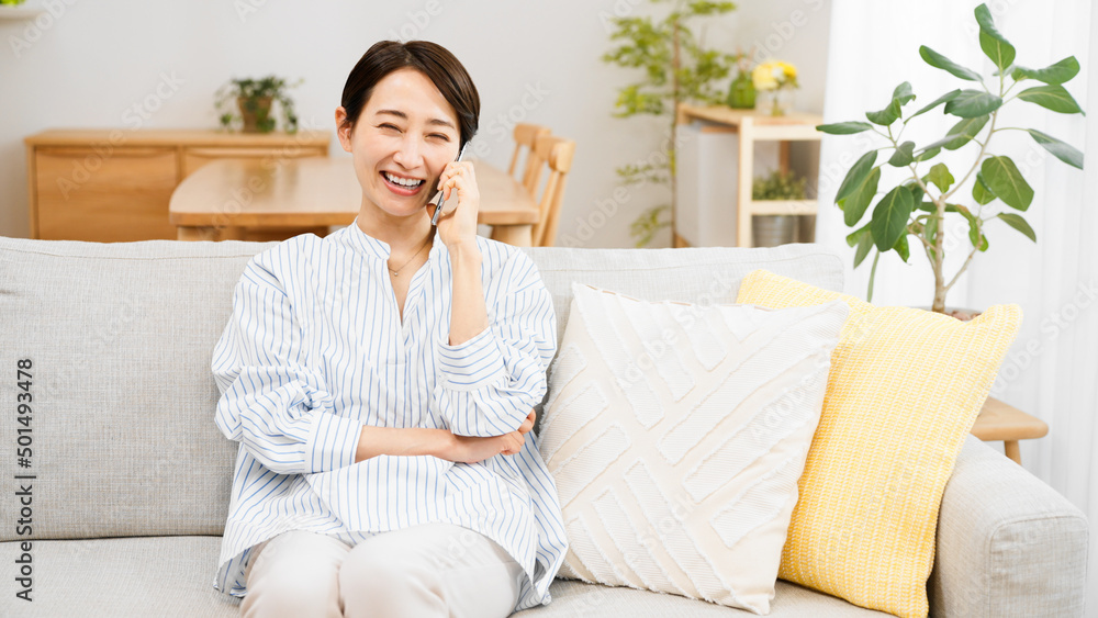 スマートフォンで通話をする若い女性 スマートフォンで通話をする若い女性