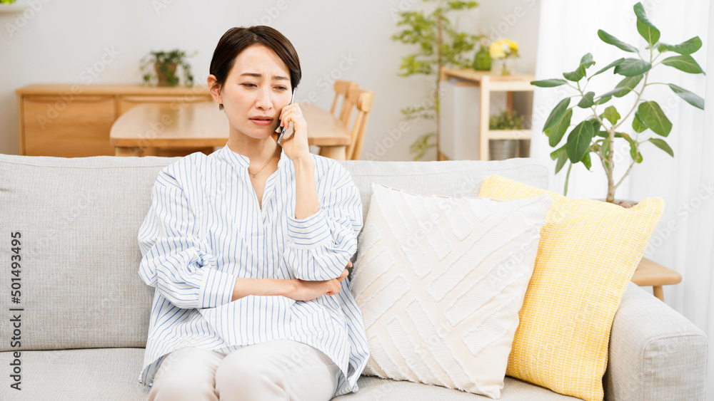 スマートフォンで通話をする若い女性 スマートフォンで通話をする若い女性