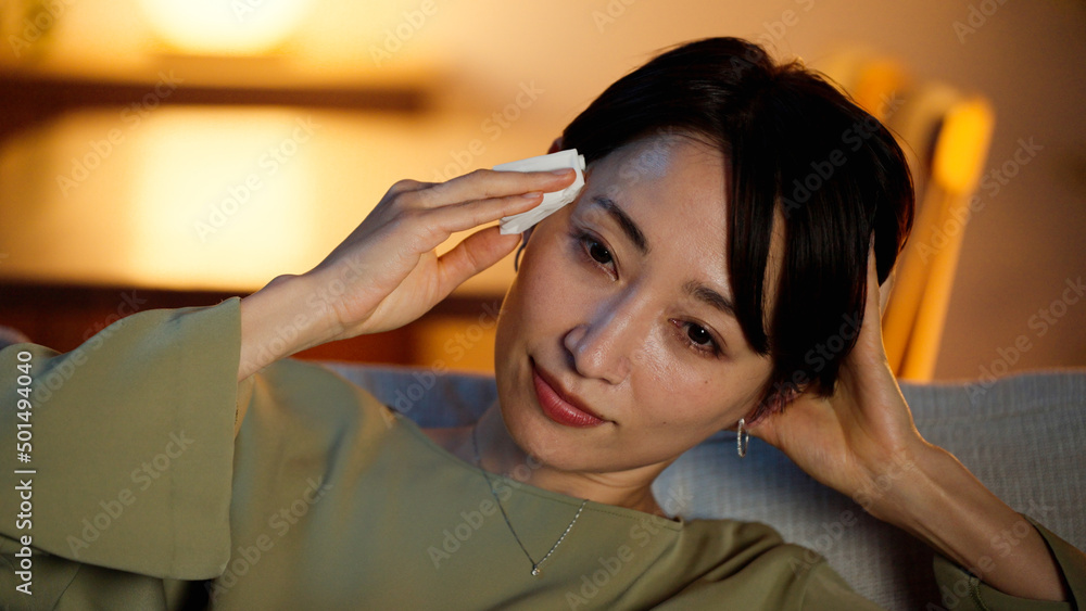 Fototapeta premium 化粧落としをする若い女性