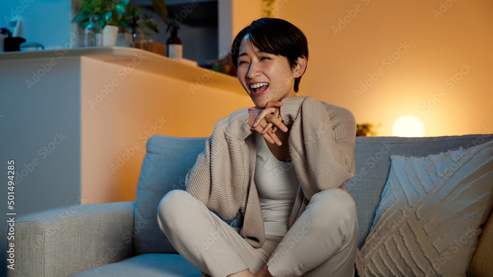 パジャマを着てソファーに座る若い女性 パジャマを着てソファーに座る若い女性