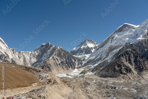 Mountains Surrounding Mount Everest
