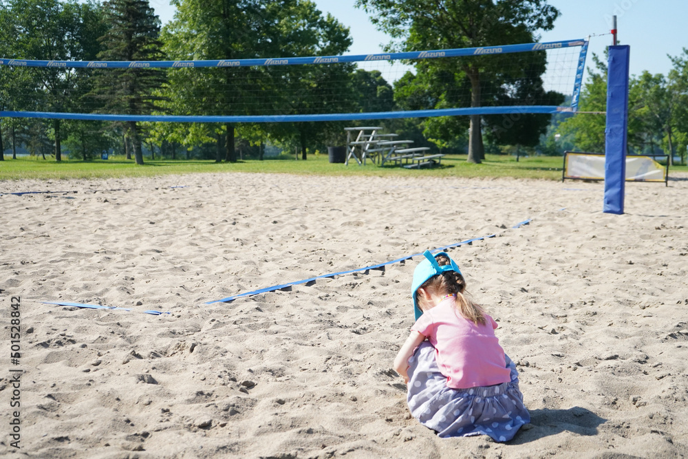 enfant joue sur terrain volley ball enfant joue sur terrain volley ball