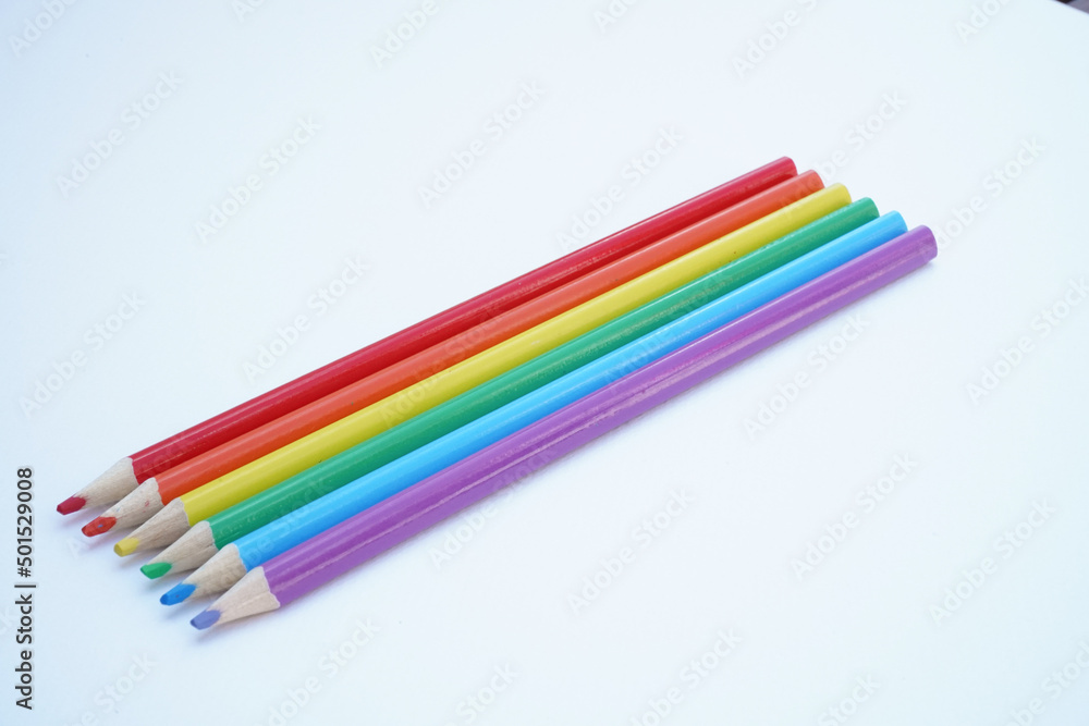crayons de couleurs alignés crayons de couleurs alignés