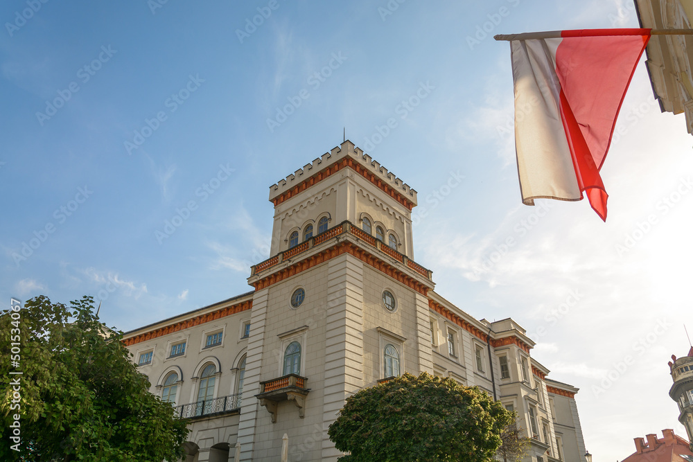 Biało-czerwona flaga Polski na tle Zamku Książąt Sułkowskich w Bielsku-Białej - obrazy, fototapety, plakaty 