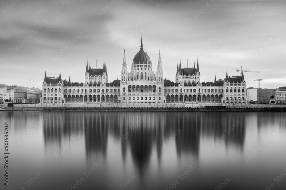 Obraz premium hungarian parliament building - longe xposure black and white fineart - Budapest