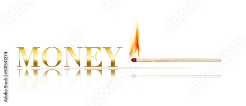 Das Wort "Money" mit einem Zündholz