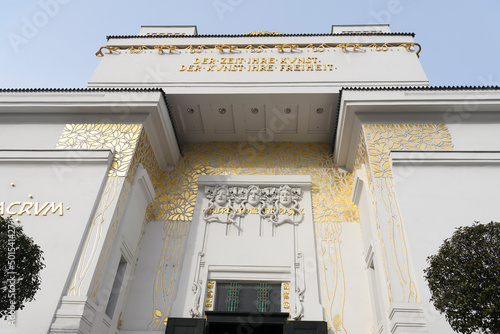 Quadro su tela Facade of the famous Secession Building with golden dome in Vienna, Austria