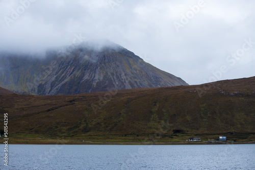 Imposantes montagnes brumeuses proches de l'eau sur l'île de Skye située au nord-ouest de l'Écosse au Royaume-Uni