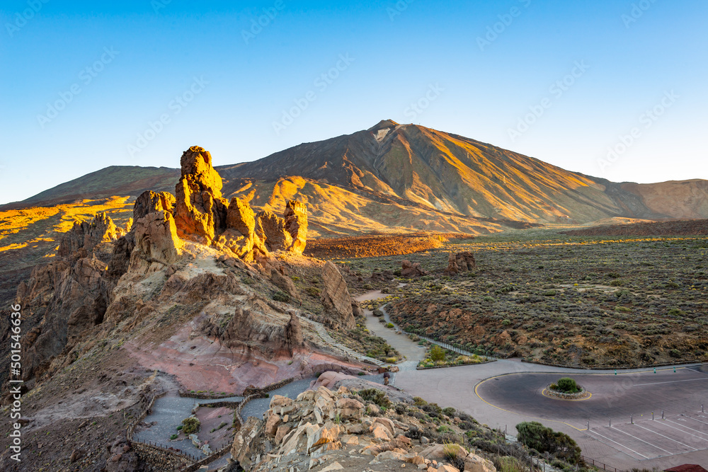 Morgensonne beleuchtet Felsformationen am El Teide Vulkan auf der kanarischen Insel Teneriffa, Spanien