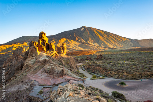 Morgensonne beleuchtet Felsformationen am El Teide Vulkan auf der kanarischen Insel Teneriffa, Spanien