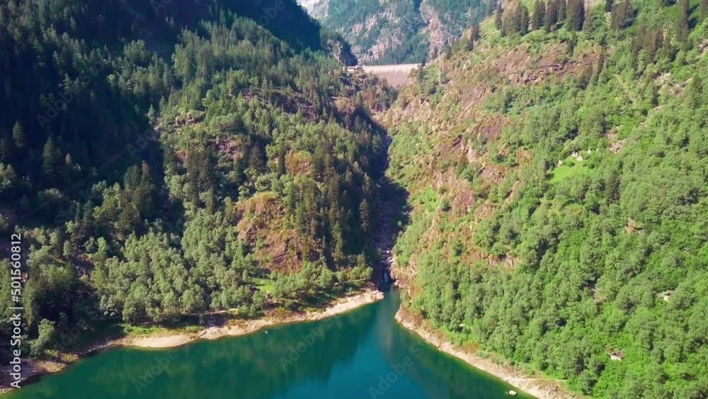 Magnifique lac d'altitude en vue aérienne 4K. Magnifique lac d'altitude en vue aérienne 4K.