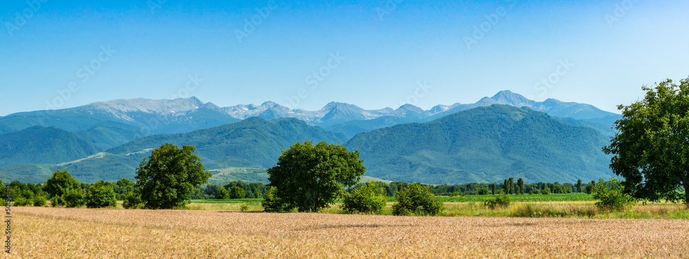 Blick vom Norden auf Gebirgszüge der Karpaten im Nationalpark Retezat in Rumänien