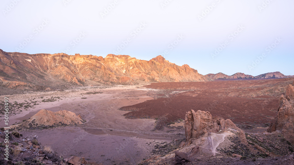 Sonnenaufgang über dem Vulkankrater des El Teide auf der kanarischen Insel Teneriffa, Spanien