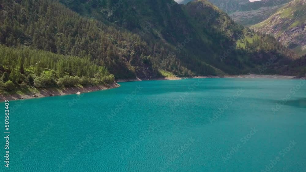 Lac bleu turquoise des Alpes suisses (vue aérienne 4K) Lac bleu turquoise des Alpes suisses (vue aérienne 4K)