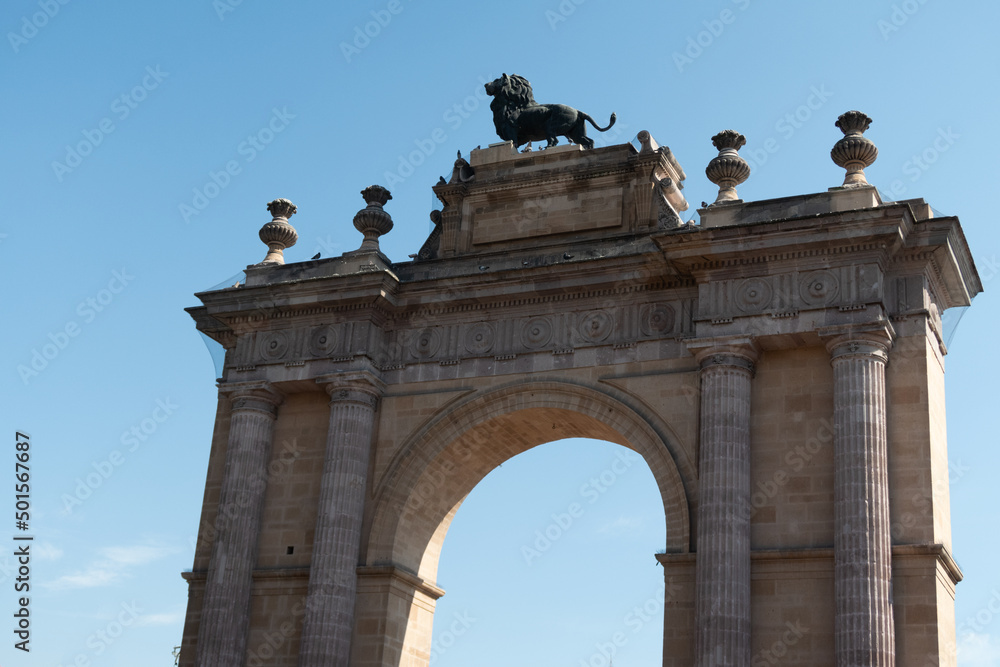 arco de león Guanajuato con león de cemento en lo alto y cielo azul despejado