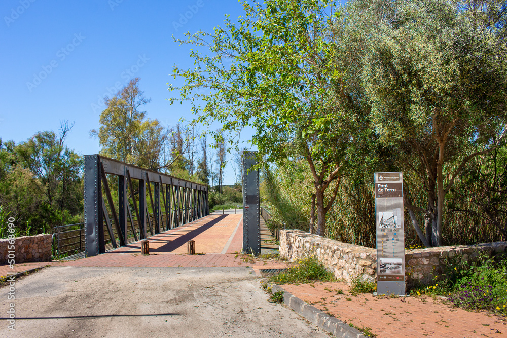 Vega Baja del Segura - Guardamar del Segura - Molino Harinero de San Antonio, Azud y Puente de Hierro, junto al río Segura. Vega Baja del Segura - Guardamar del Segura - Molino Harinero de San Antonio, Azud y Puente de Hierro, junto al río Segura.