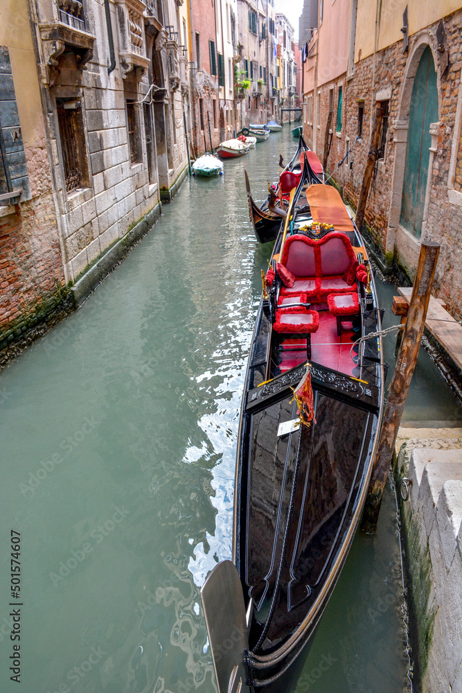 Gôndolas em canal de Veneza, Itália