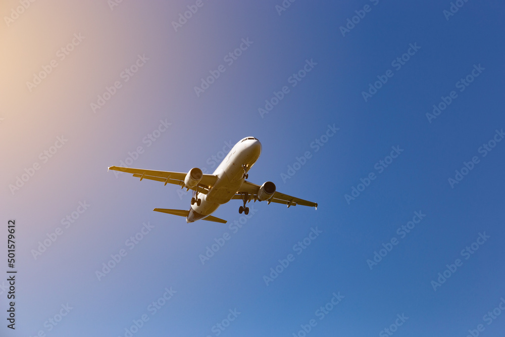 Obraz premium Airplane flying on the blue sky background.