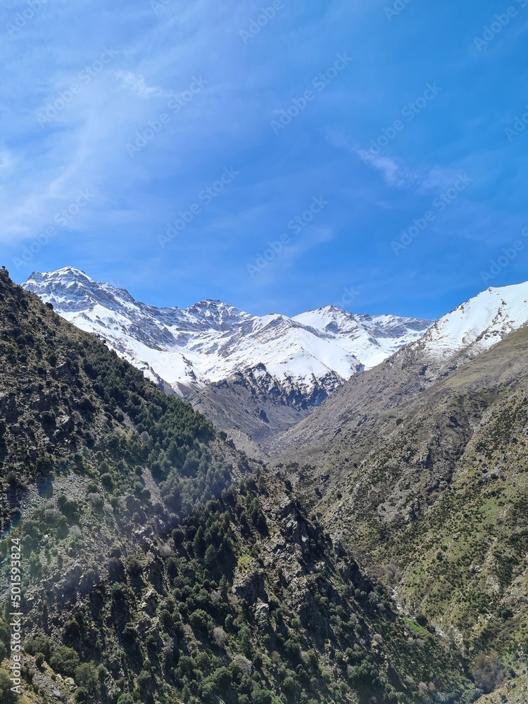 Paisaje de montaña nevada en Sierra Nevada, Granada, España. 