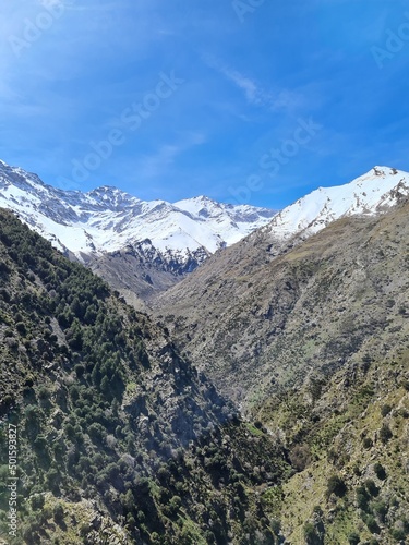 Paisaje de montaña nevada en Sierra Nevada, Granada, España. 